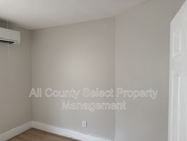 Building Photo - 143 S Elm St