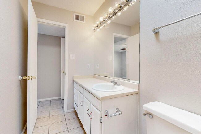 Building Photo - Taylor Ranch 4/BD 2/BA 2/CG