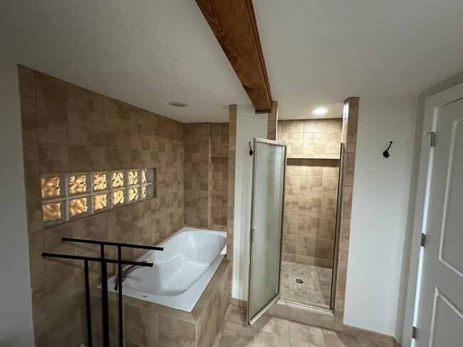 Building Photo - Desirable Nettleton rare vacancy massive  1Bd  2.5 bath with office/flex space , 2 parking space ...