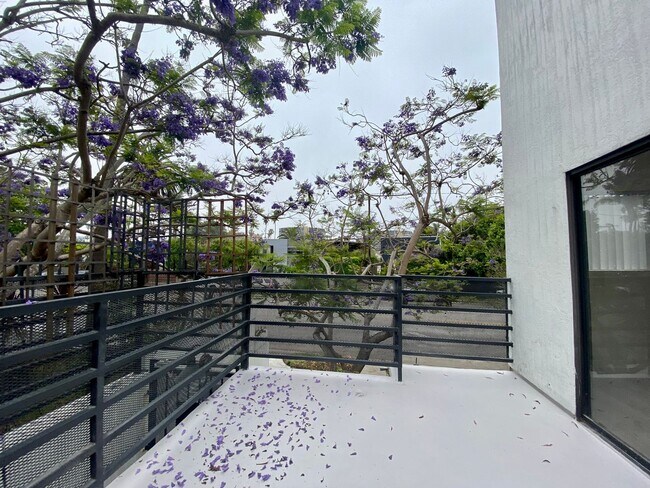 Building Photo - 2500 Abbot Kinney Blvd