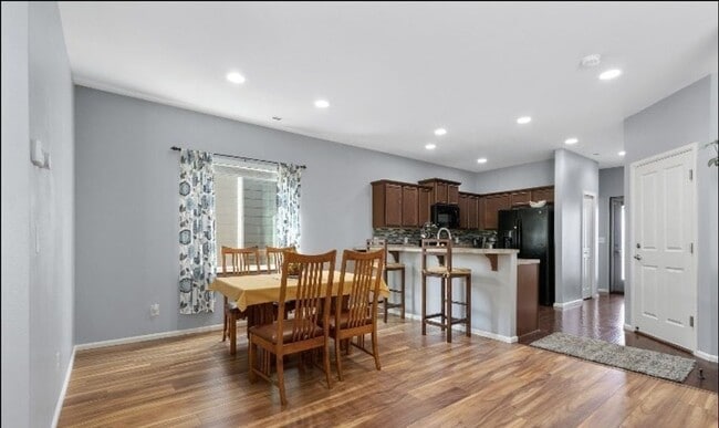 Building Photo - Large 4 bedroom home-Pet friendly!