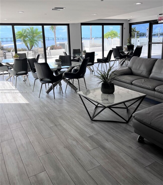 Building Photo - 200 SE 15th Rd