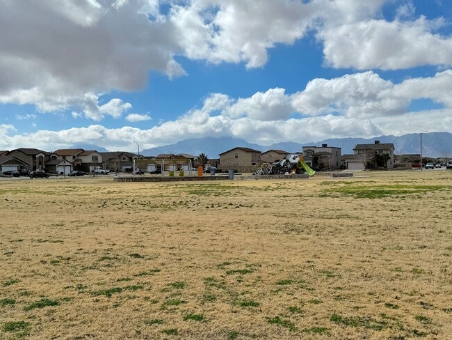 Building Photo - Northeast El Paso 3Bed/2 Bath Refrig A/C Across From Park!