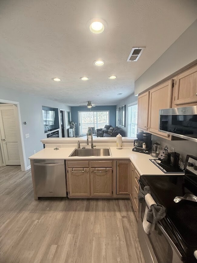 Building Photo - 469 White River Dr