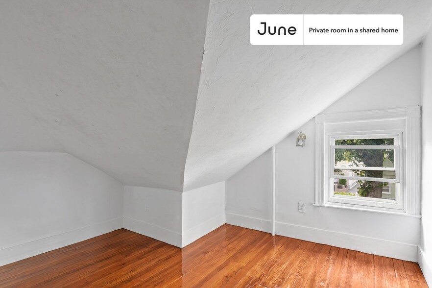 Building Photo - Private bedroom in 6 bed/2 bath Home