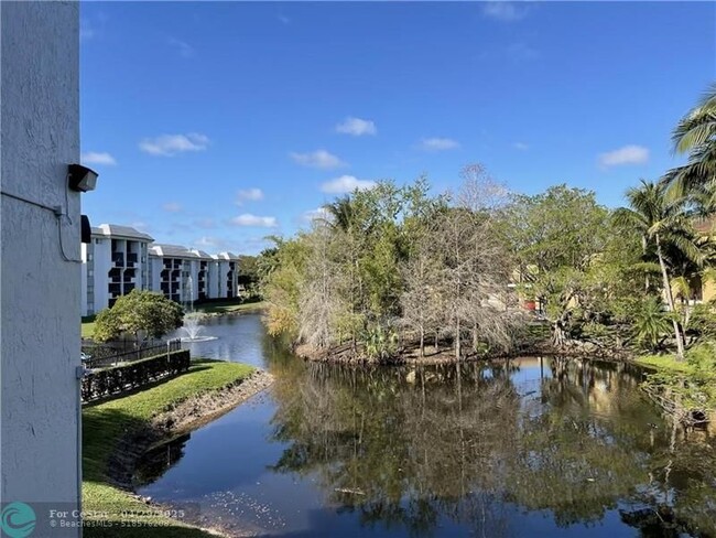 Building Photo - 711 N Pine Island Rd