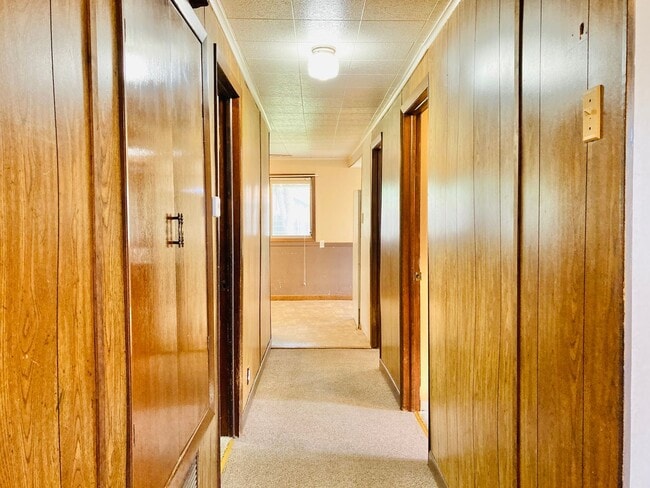 Building Photo - 3 bed 1 bath, garage, quiet street