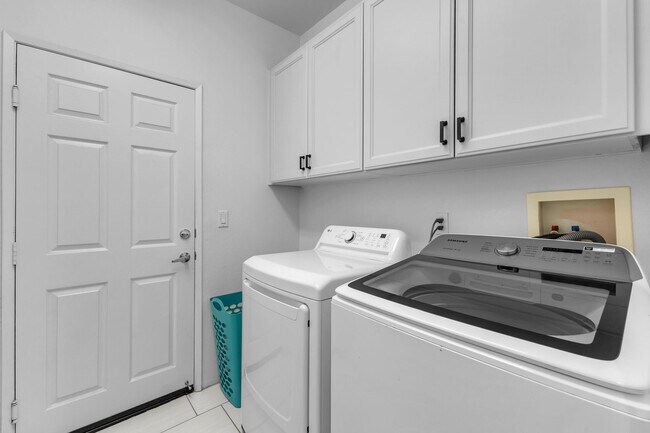 Building Photo - 47383 Bahama Ct