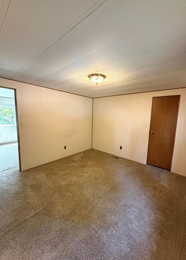 Building Photo - Updated 2 bedroom 2 bath manufactured home