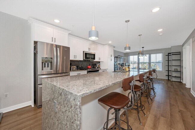 Building Photo - The Enclave At Gambrill View