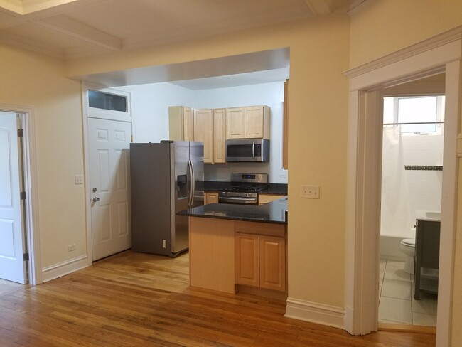 Kitchen w/ counter seating - 1228 W Columbia Ave