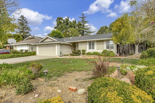 Building Photo - Great Location! Great Schools! Month to Mo...