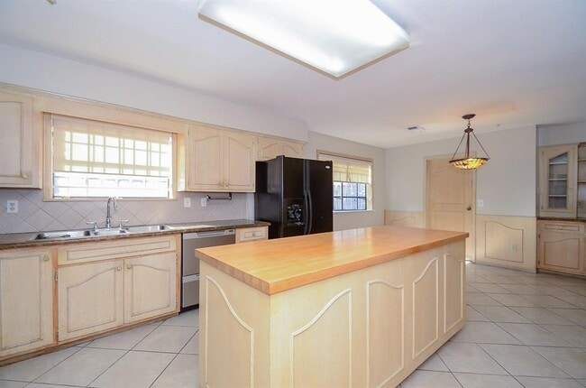 Building Photo - 11906 Pepperdine Ln