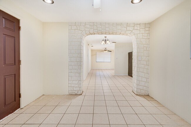 Building Photo - 3/2 Home in Daytona Beach