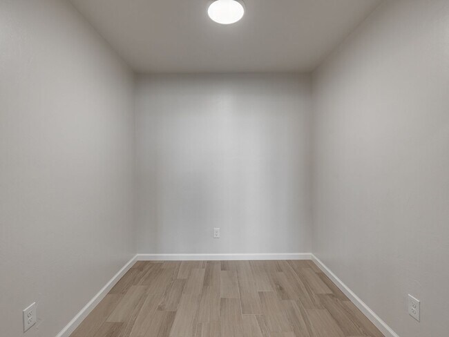 Building Photo - New Home In Yukon!