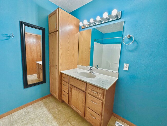 Building Photo - 3 Bed, 2 Bath Twinhome!