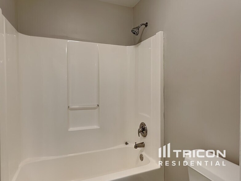 Building Photo - 606 Brookwater Dr
