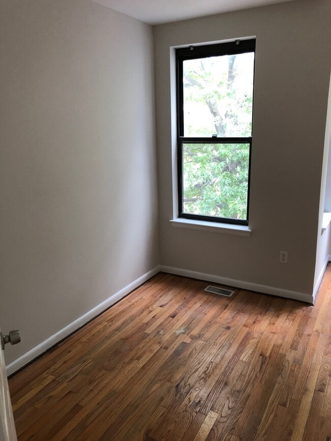 Building Photo - West End Giant