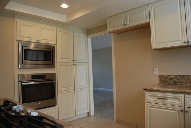 Building Photo - 4 Bedroom Home in Southwest Reno!