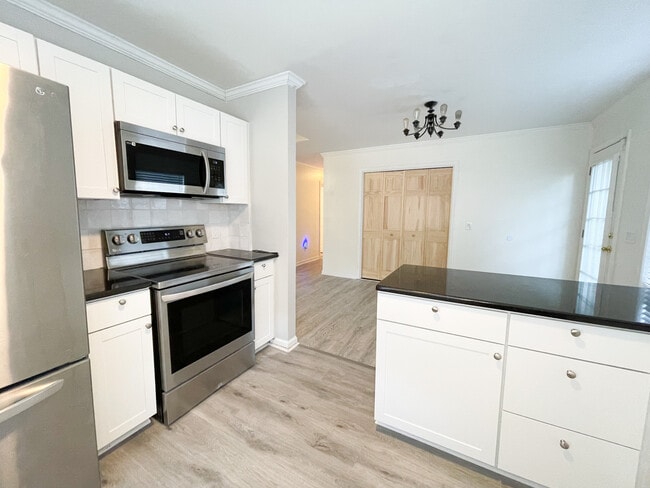 Building Photo - 405 Cami Forest Ln