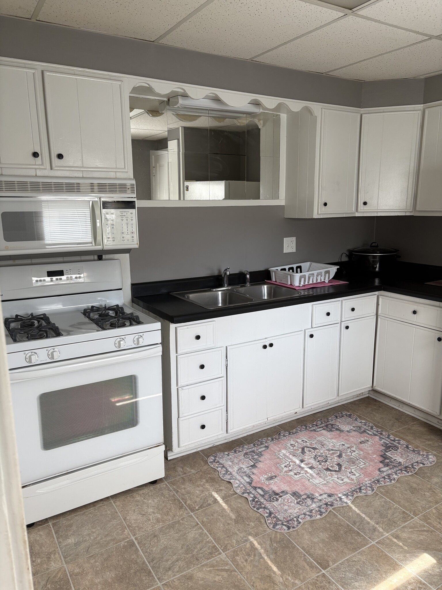 Kitchen - 606 Dewey Ave