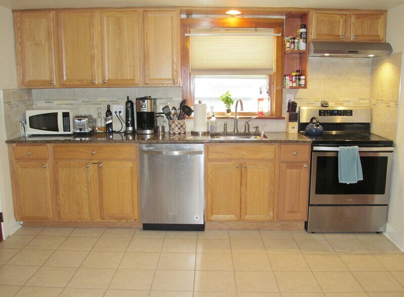 Primary Photo - 81 Anderson St