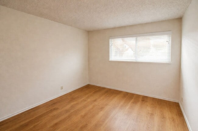 Building Photo - 4-Bedroom House with Fenced Backyard **Fresh Paint and New Flooring