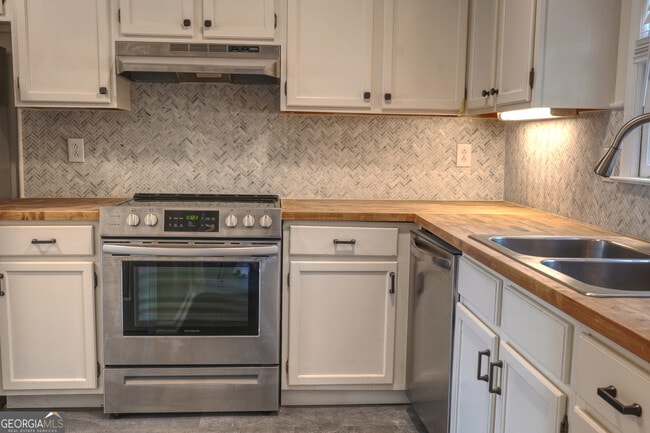 Building Photo - 587 Wedgewood Dr