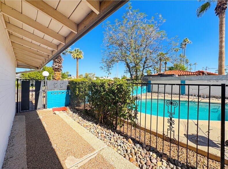 Building Photo - 2715 E Glenrosa Ave