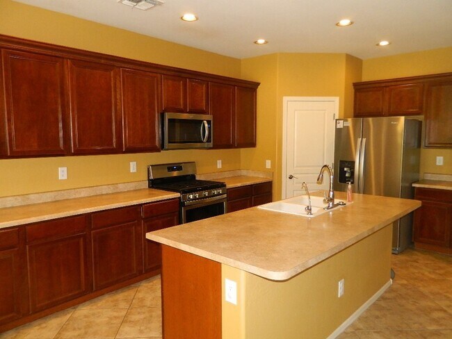 Building Photo - Coming Soon 8.2026 5bedroom 3 baths