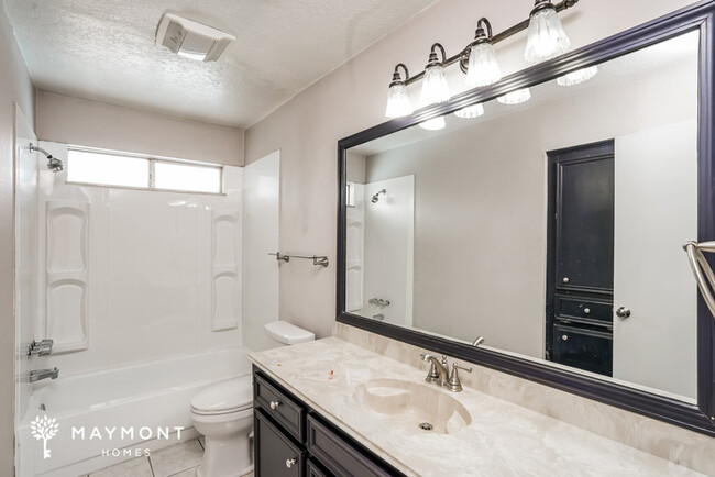 Building Photo - Spacious 4-Bedroom Home with Pool in Yorkt...