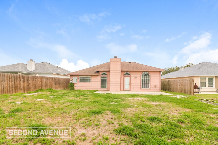 Building Photo - 2422 Luzius Dr
