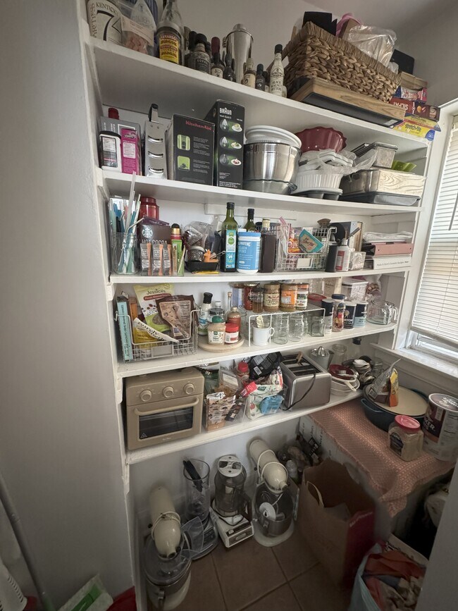Pantry - 1911 W Winnemac Ave