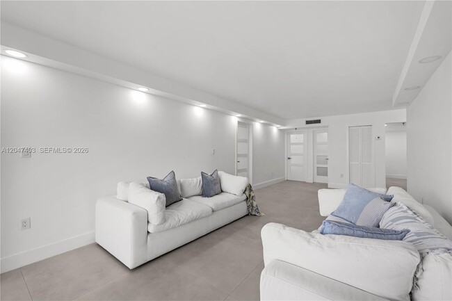 Building Photo - 2457 Collins Ave