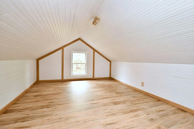 Building Photo - 1431 E Rouse Ave