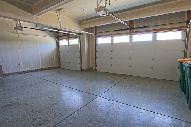Building Photo - 6 bed 4 bath 3 car garage Crystal Valley Ranch house