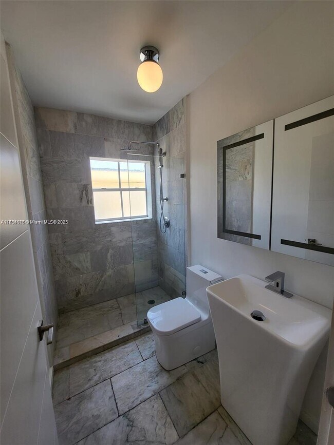 Building Photo - 810 7th St