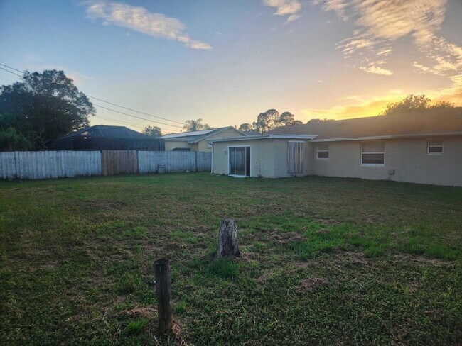 Building Photo - 1197 SW Heather St