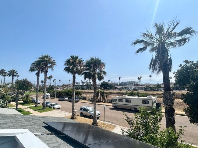 Building Photo - Spacious Beach House in South Oceanside