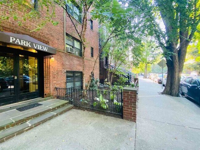 Building Photo - 295 York St