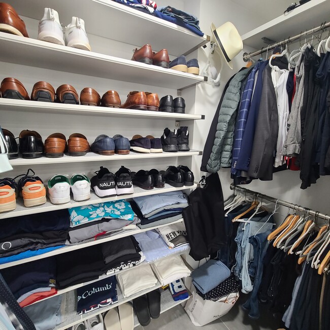 Huge Closet - 6050 Kennedy Blvd E