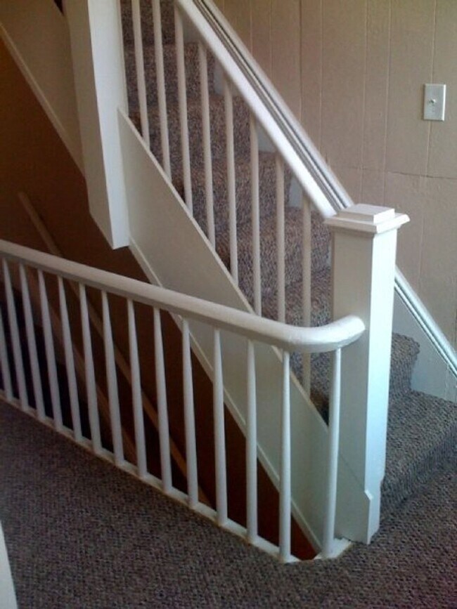 Building Photo - Large Renovation in South Side Flats! A/C,...