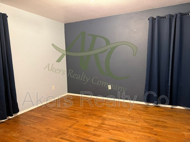 Building Photo - 343 E Bond Ct