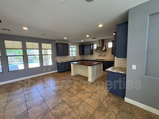 Building Photo - 20933 W Cora Vista