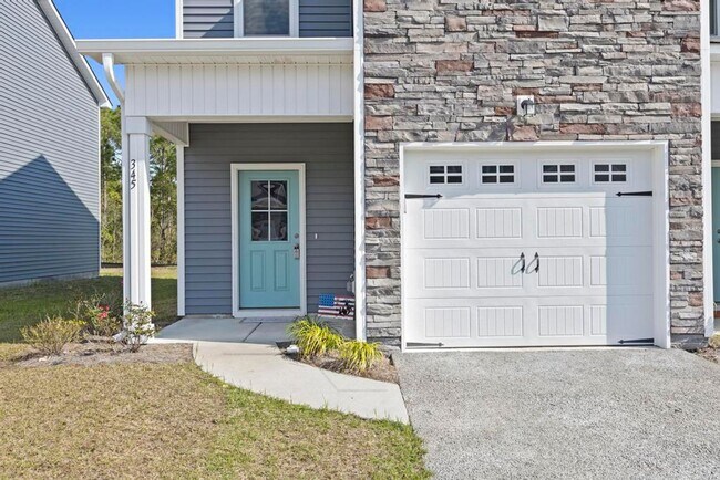 Building Photo - Beautiful Townhome!