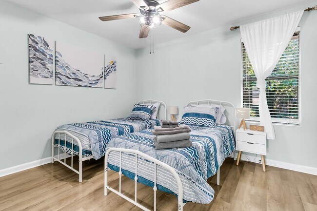 Building Photo - Fully Renovated 2 Bedroom Townhome in a Co...