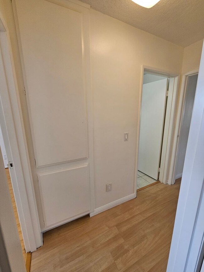 Building Photo - 2 Bed/ 2 Bath, TOP FLOOR CONDO
