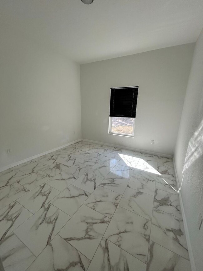 Building Photo - Move-In Ready! Gorgeous 4BR/2BA with Garage in Serene Lake Placid