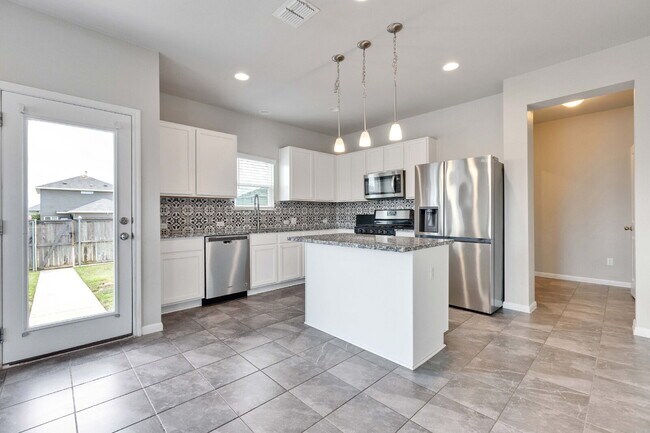 Building Photo - 3 Bedroom Home on Corner Lot - One Month FREE