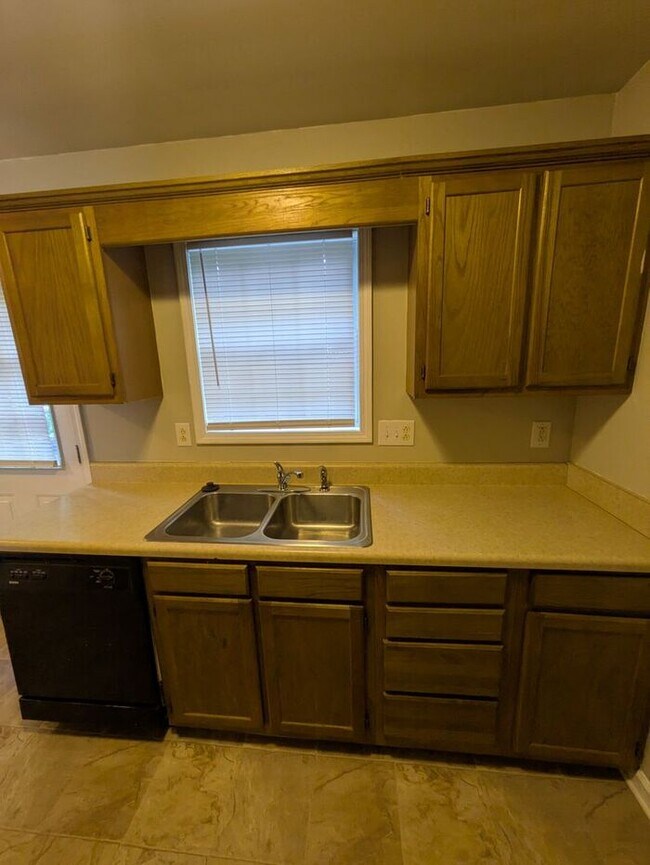 Building Photo - 2BD/1.5BA Townhome in Strawberry Patch Complex
